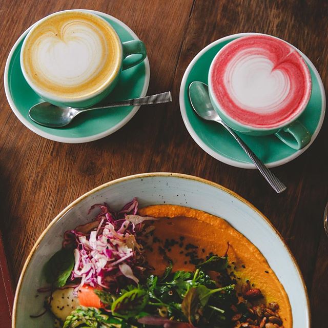 Good plant based eating and food doesn’t have to be boring. Not when the colours speak for themselves. We’ve team up with @mindfulfoods Byron Bay to offer a new range of vegan friendly, caffeine free lattes. COME. SIT. STAY. is a lifestyl