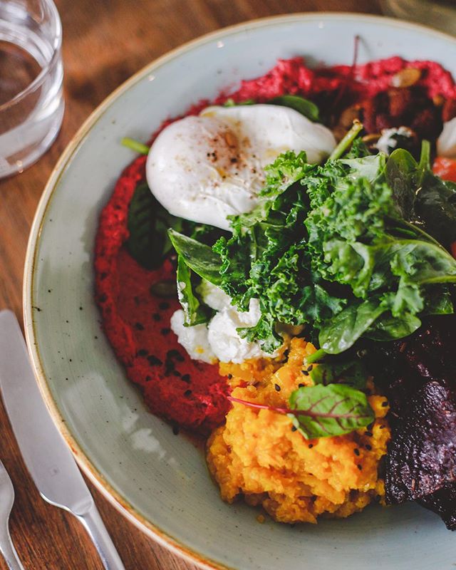 These health bowls are getting us through this hump day and they can do the same for you. Plant based ✖️ clean eating ✖️ nourishment ✖️ delicious ✖️ Just some of the reasons you should COME. SIT. STAY. this fine Wednesday. #sydney #sydneyeats #cleane